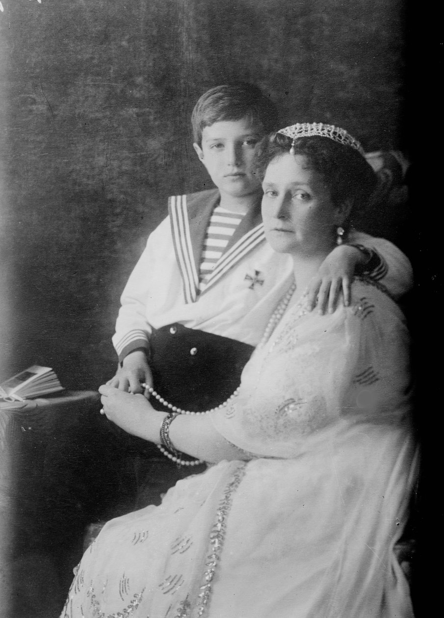 Tsarevich Alexei من روسيا و Tsarina Alexandra ، c1910. بواسطة غير معروف