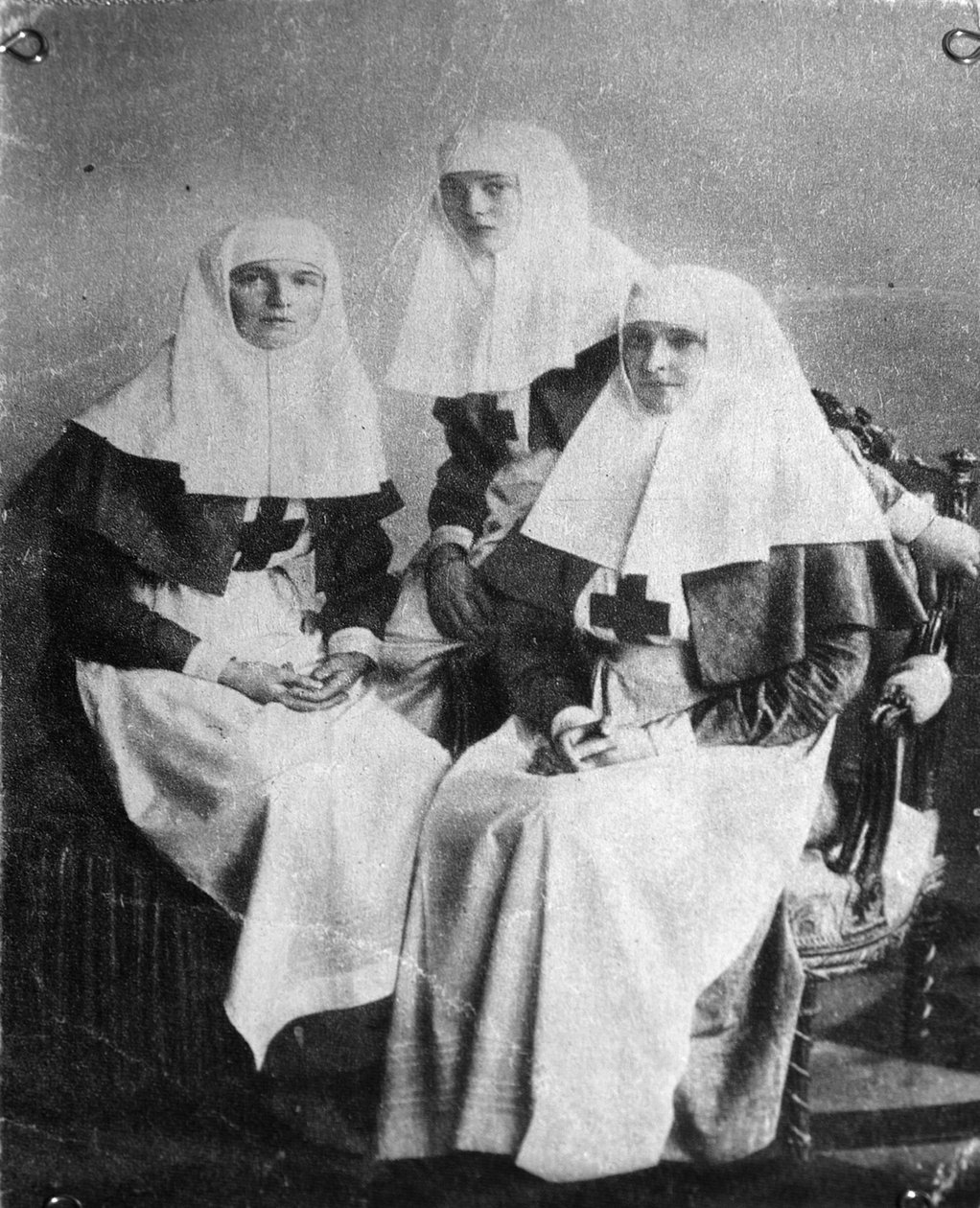 Tsarina Alexandra and Grand Duchesses Olga and Tatiana of Russia ، 1914 بواسطة غير معروف