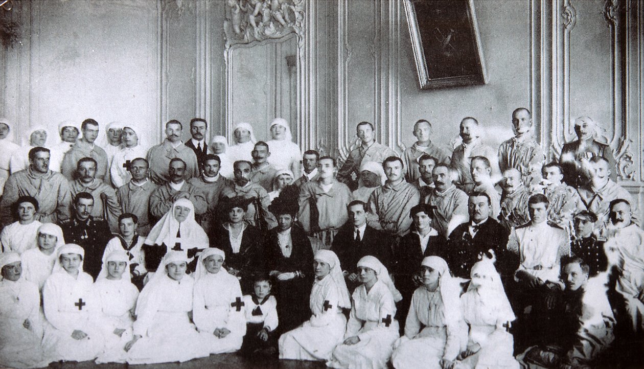 Tsarina Maria Fyodorovna من روسيا تزور مستشفى في كييف ، 1915 بواسطة غير معروف