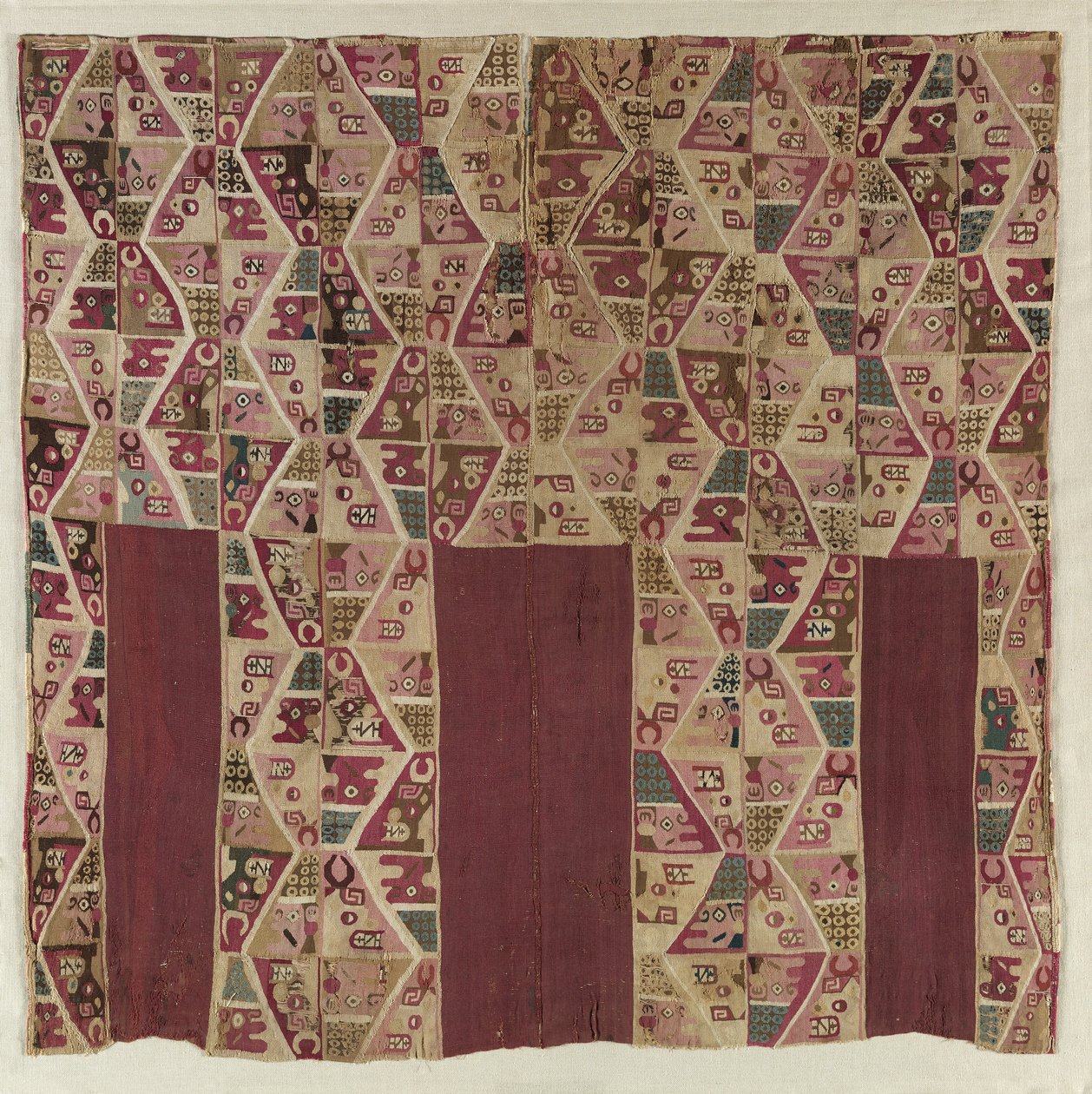 سترة ، ج. 700-1100. بواسطة غير معروف