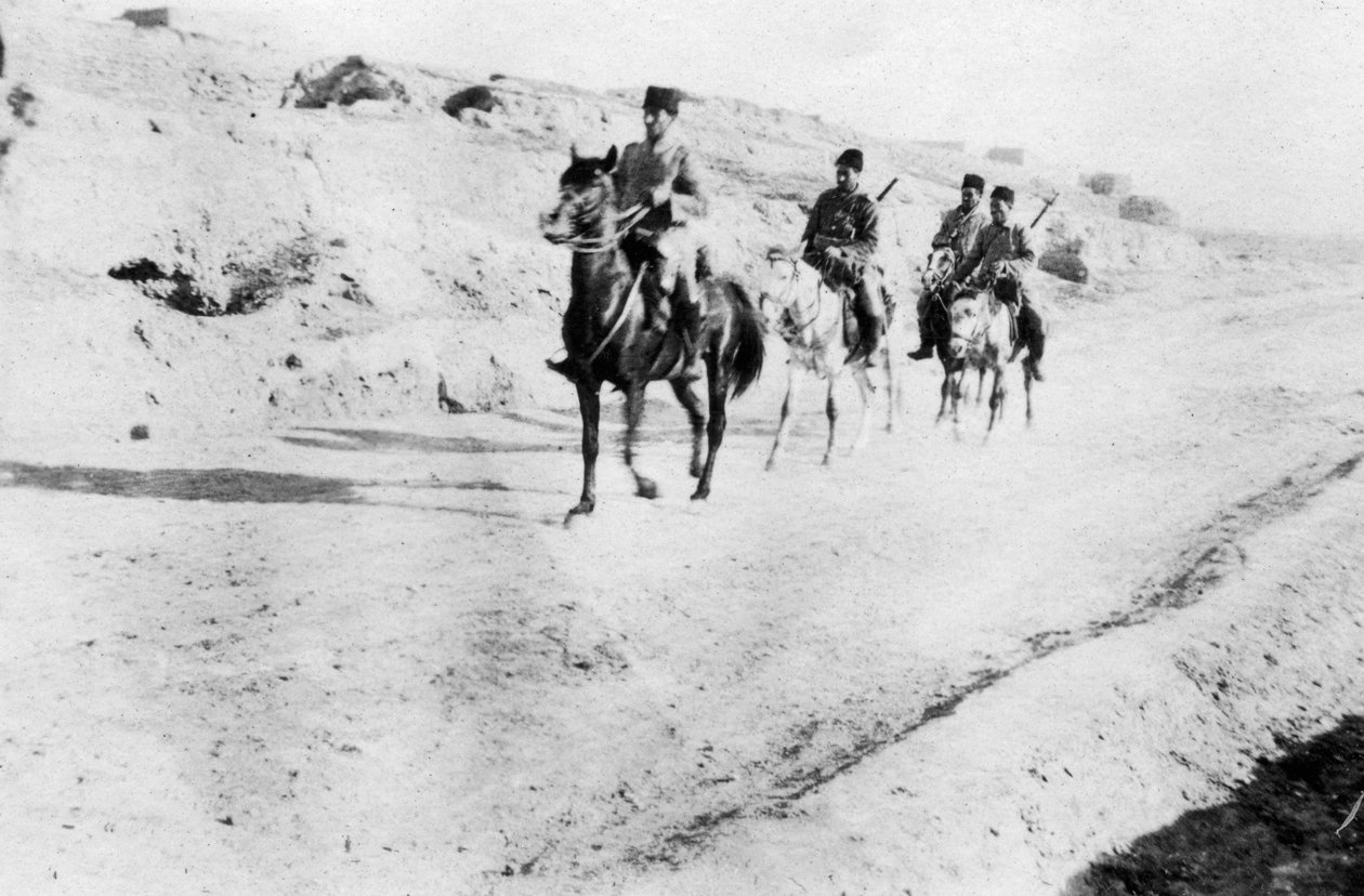 الجنود الأتراك يغادرون الموصل ، بلاد الرافدين ، الحرب العالمية الأولى ، 1918 بواسطة غير معروف