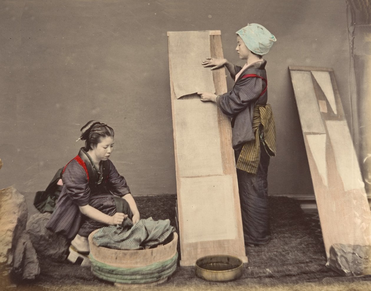 [امرأتان يابانيتان تقفان مع الغسيل] ، 1870. بواسطة غير معروف