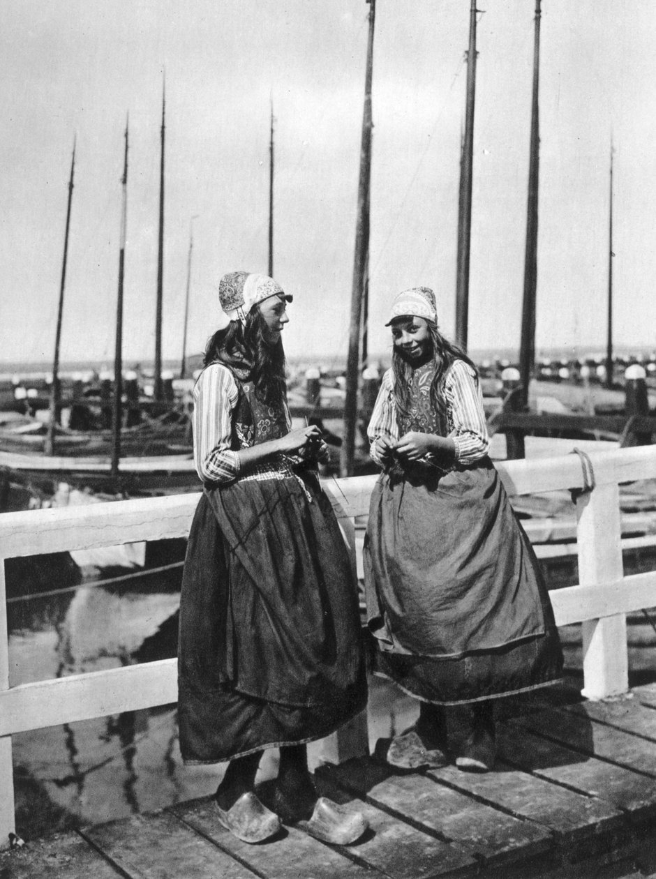 فتاتان في مرحلة الهبوط ، Marken ، هولندا ، c1934 بواسطة غير معروف