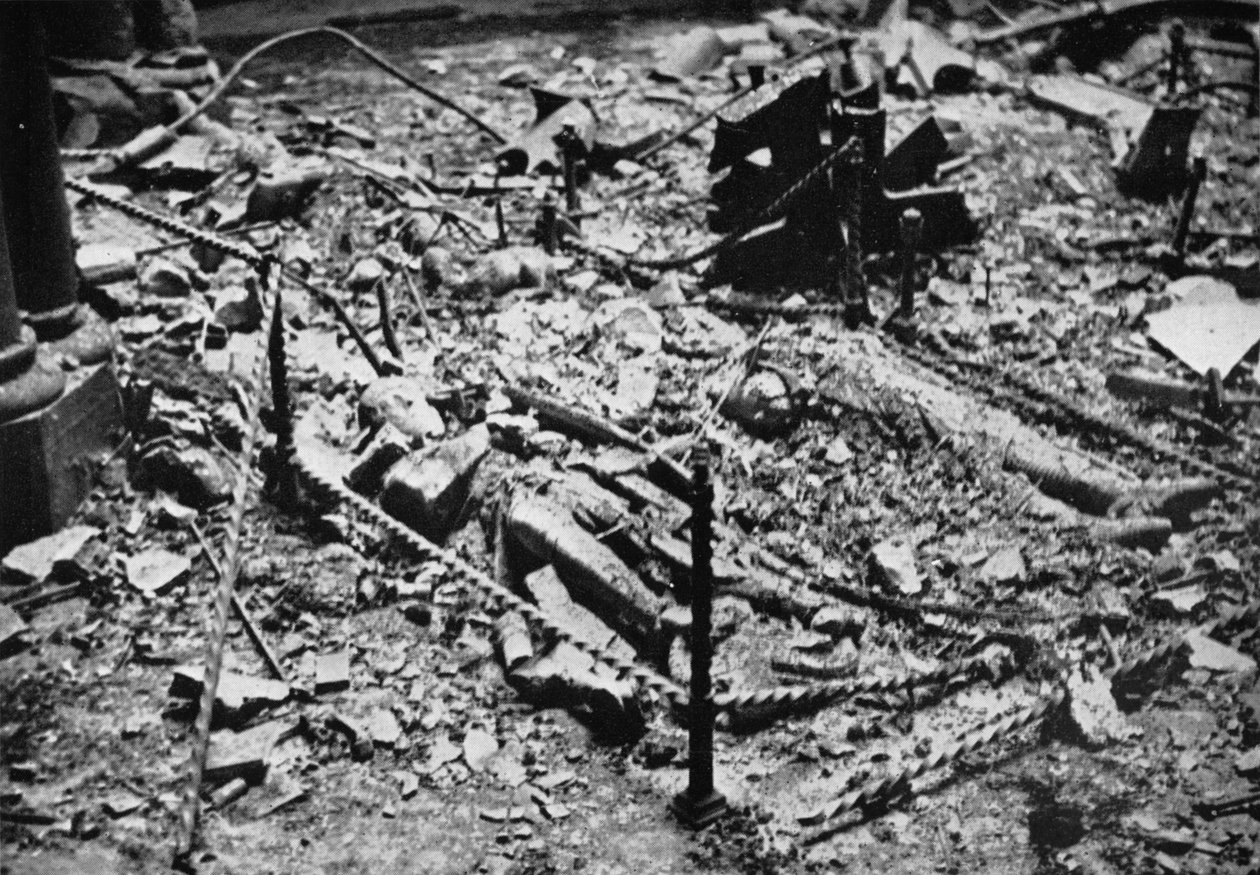 اثنان من دمى الفرسان في جولة كنيسة المعبد ، تحطمها النار ، 1941 بواسطة غير معروف