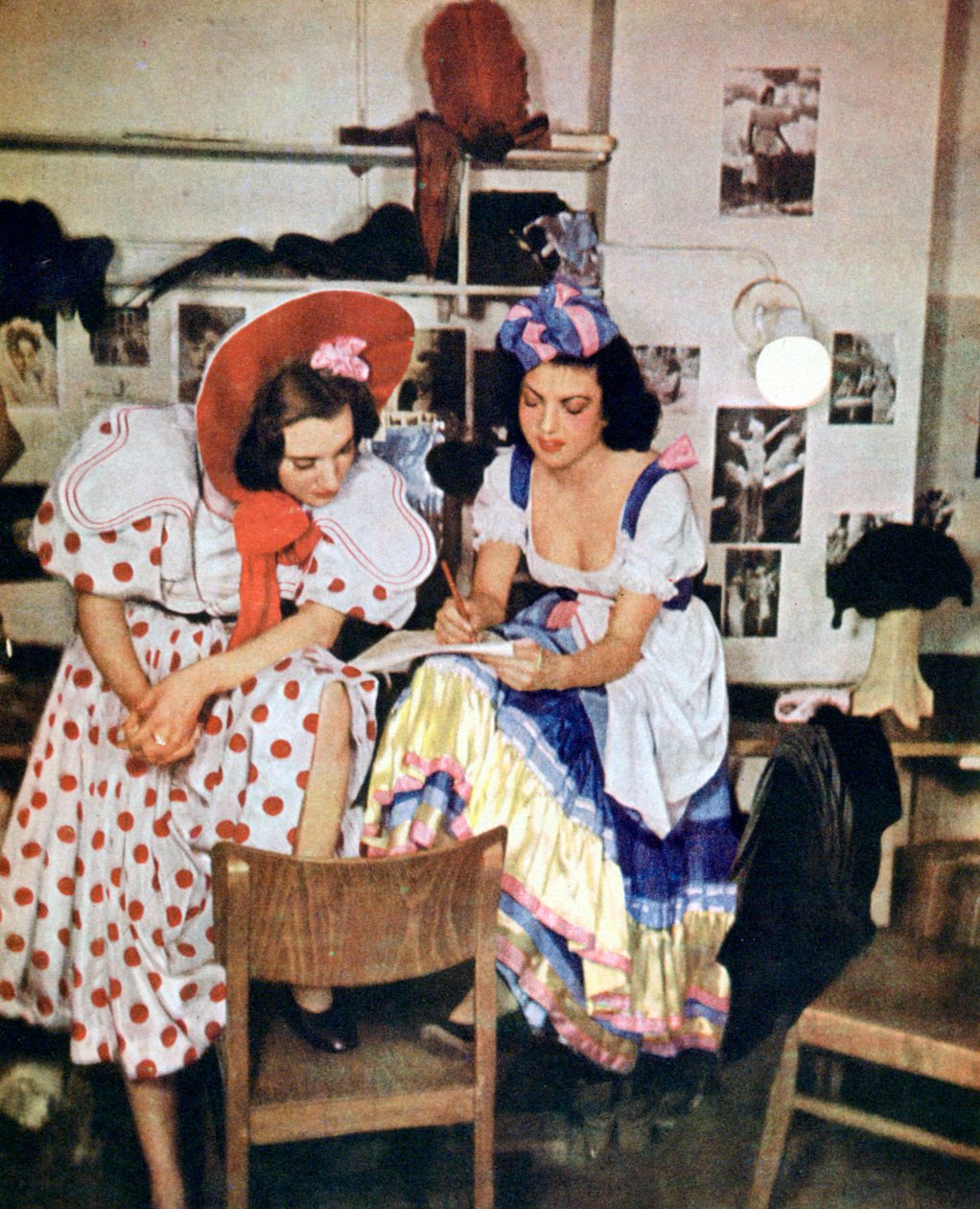 امرأتان من الأوبرا الخفيفة Like One Time في مايو ، بقلم والتر كولو ، برلين ، 1943 بواسطة غير معروف