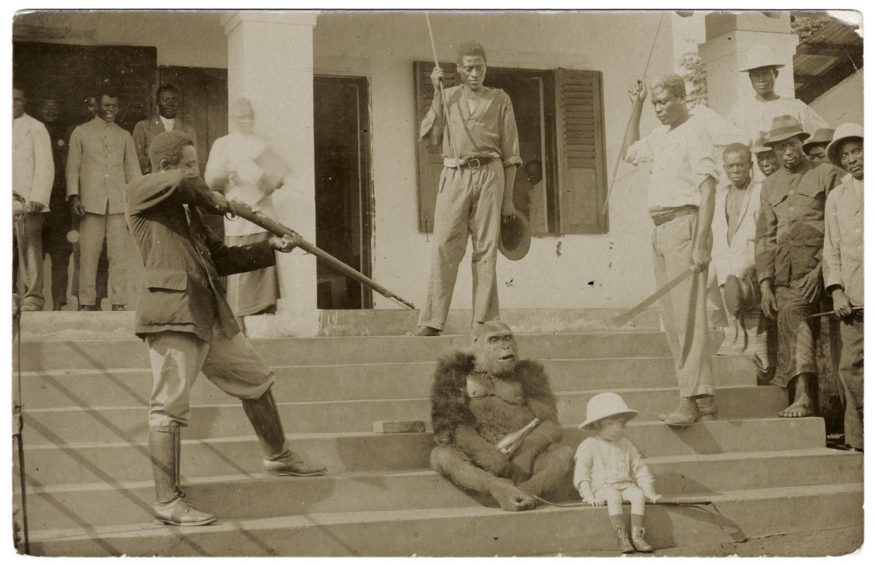 غوريلا مروّضة ، حوالي عام 1910 (صورة بالأبيض والأسود) بواسطة غير معروف