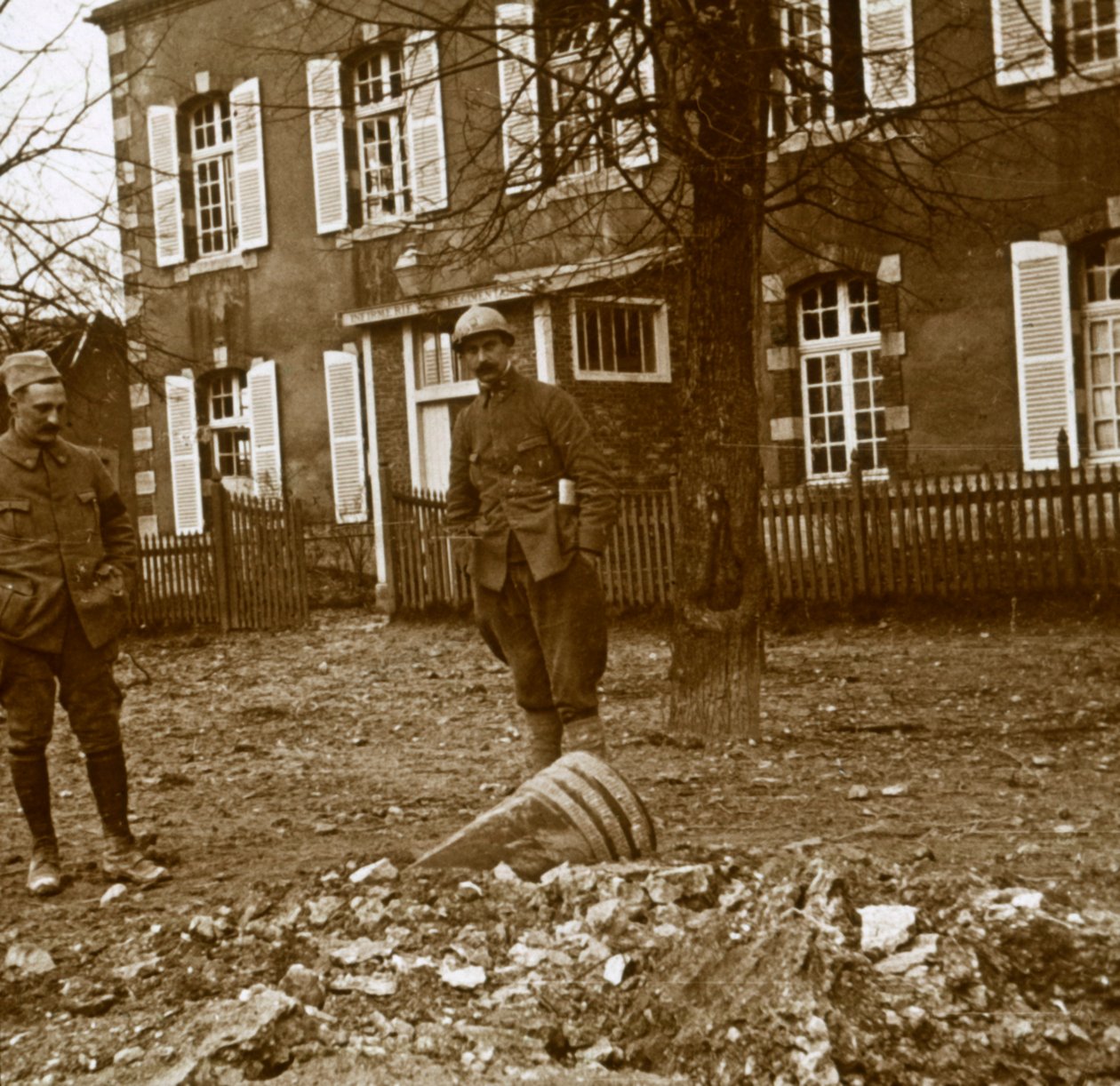 قذيفة 380 غير منفجرة ، فردان ، شمال فرنسا ، c1914-c1918 بواسطة غير معروف