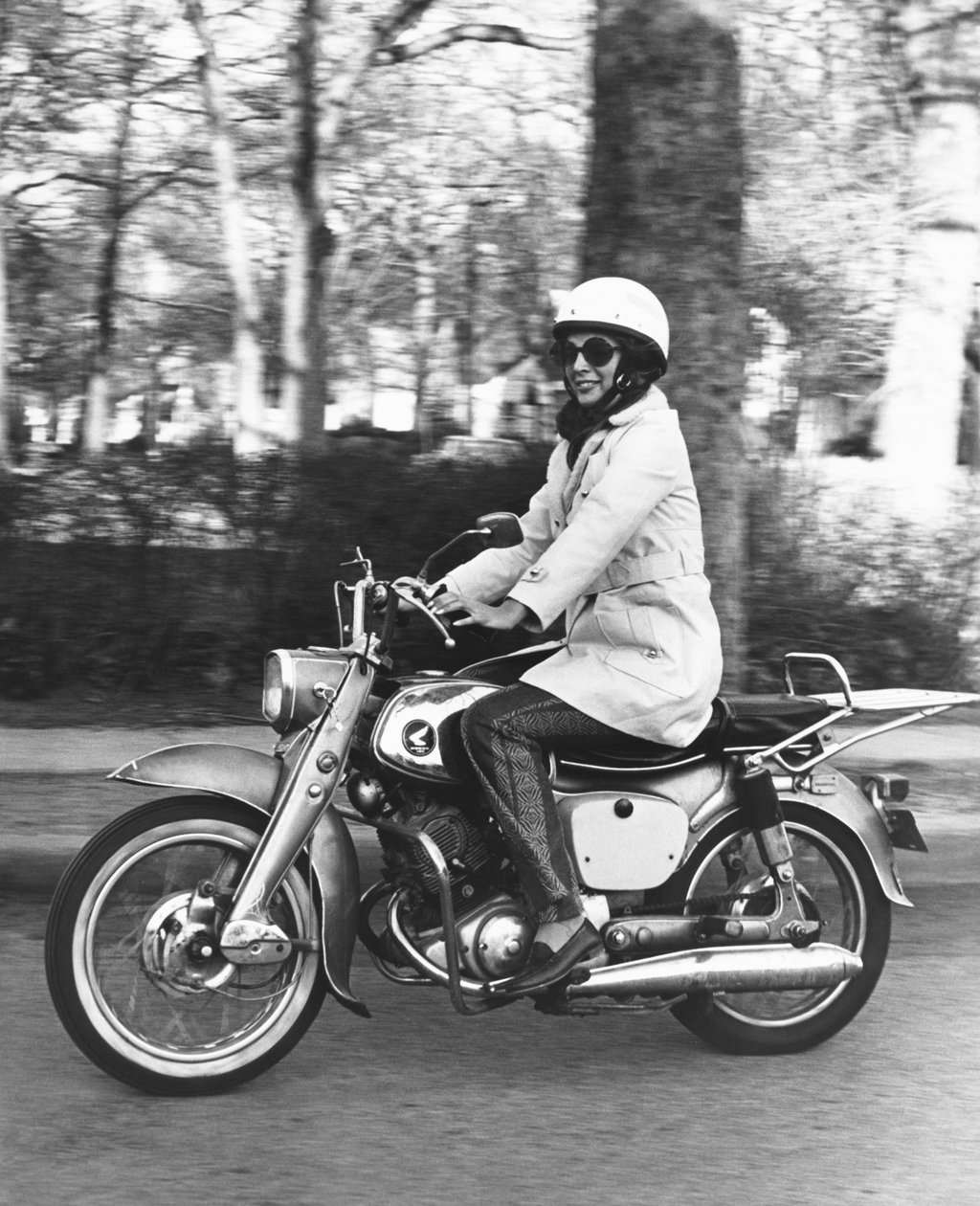 الولايات المتحدة: حوالي 1961 امرأة تركب دراجتها النارية هوندا 160. (ب / ث الصورة) بواسطة غير معروف