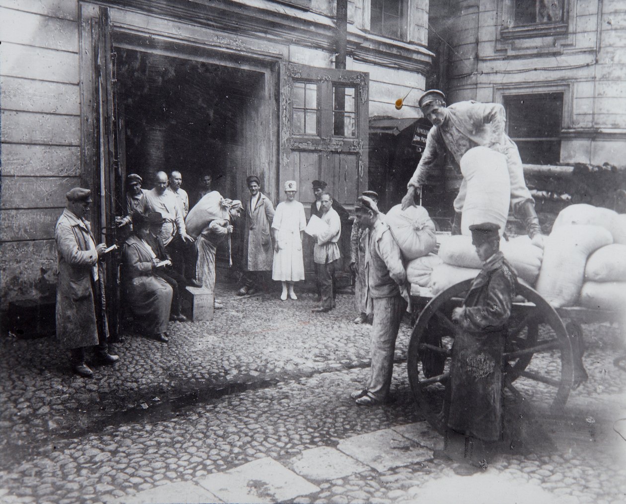 تفريغ الطعام ، بيت العلماء ، بتروغراد ، روسيا ، c1920-c1924 بواسطة غير معروف