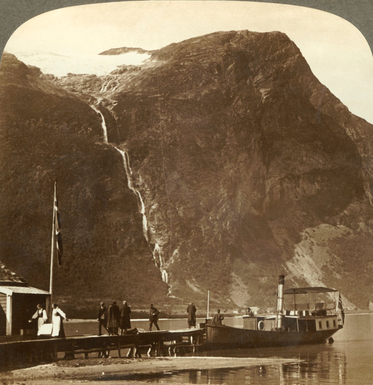 شلالات أوتيغاردز من نهر رافنيفلد الجليدي في بحيرة لون - من Naesdal ، النرويج ، c1905. بواسطة غير معروف
