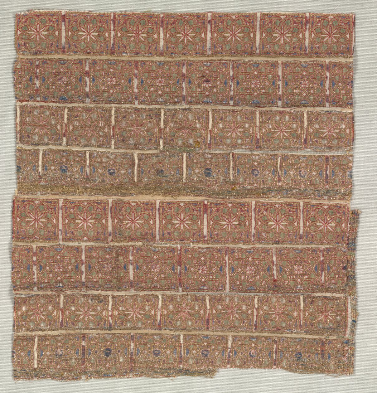 قطعة من الثوب مع نجوم في مربعات متداخلة ، 1200s. بواسطة غير معروف