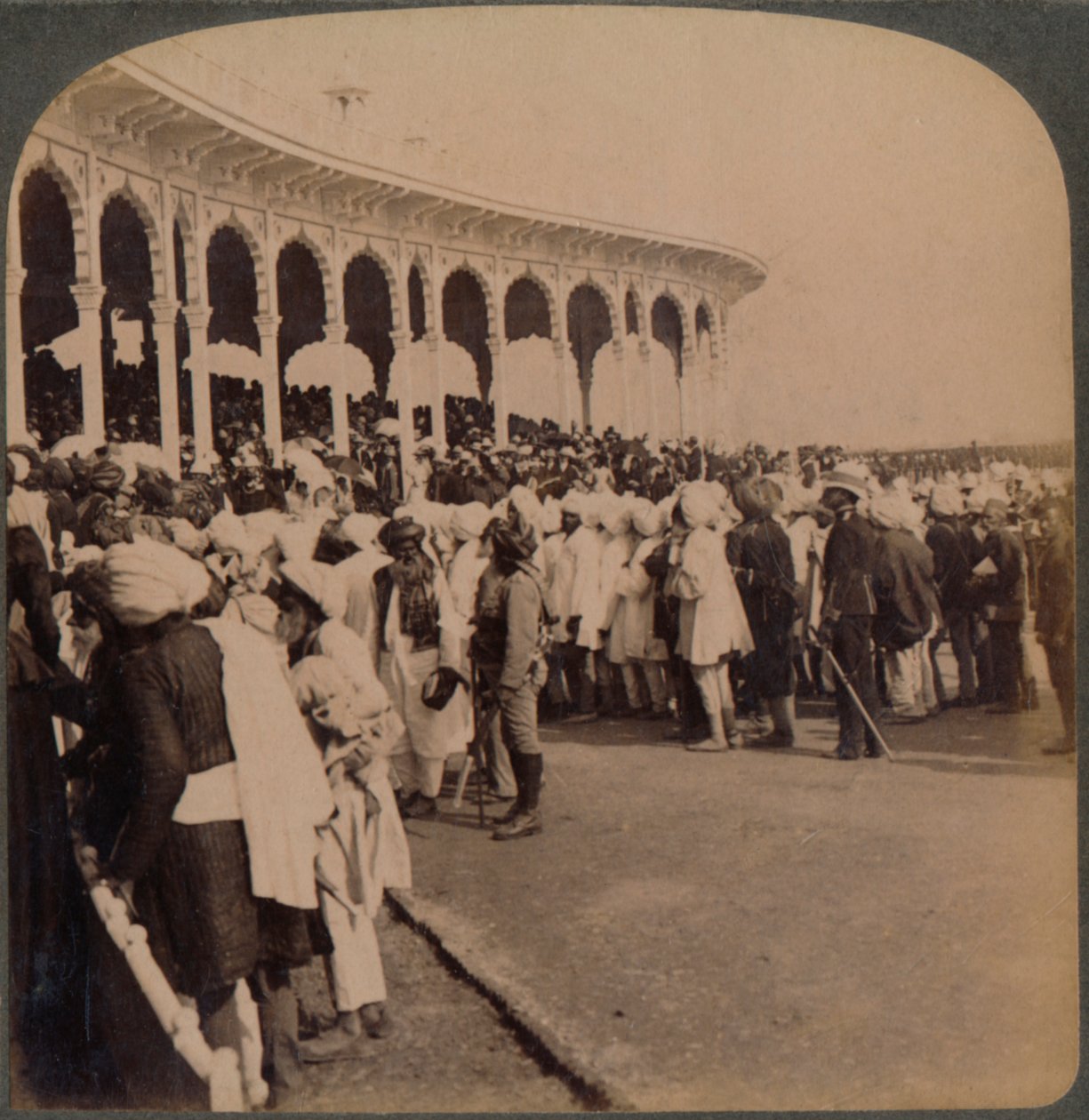 قدامى المحاربين من موتيني 1857 يدخلون المدرج في دوربار ، دلهي ، الهند ، 1903 بواسطة غير معروف