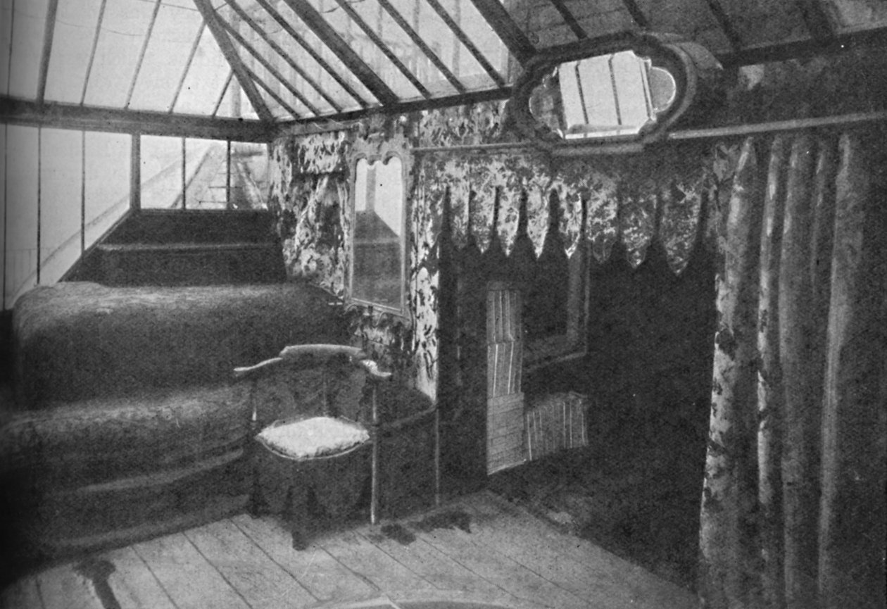 دراسة فيكتور هوجوس في Hauteville House - الغرفة التي كتبت فيها Les Miserables ، c1925 بواسطة غير معروف