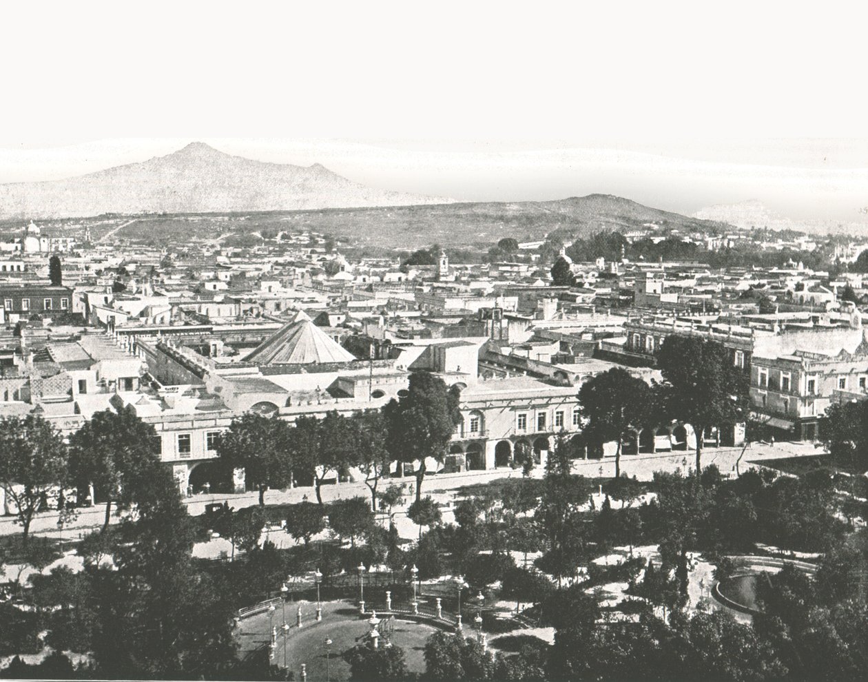 منظر من الكاتدرائية ، بويبلا ، المكسيك ، 1895. بواسطة غير معروف