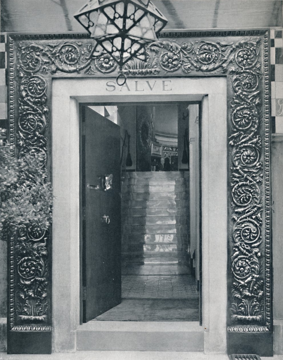 نظرة إلى استوديو Sir L. Alma-Tademas عبر باب المدخل ، أواخر القرن التاسع عشر. بواسطة غير معروف