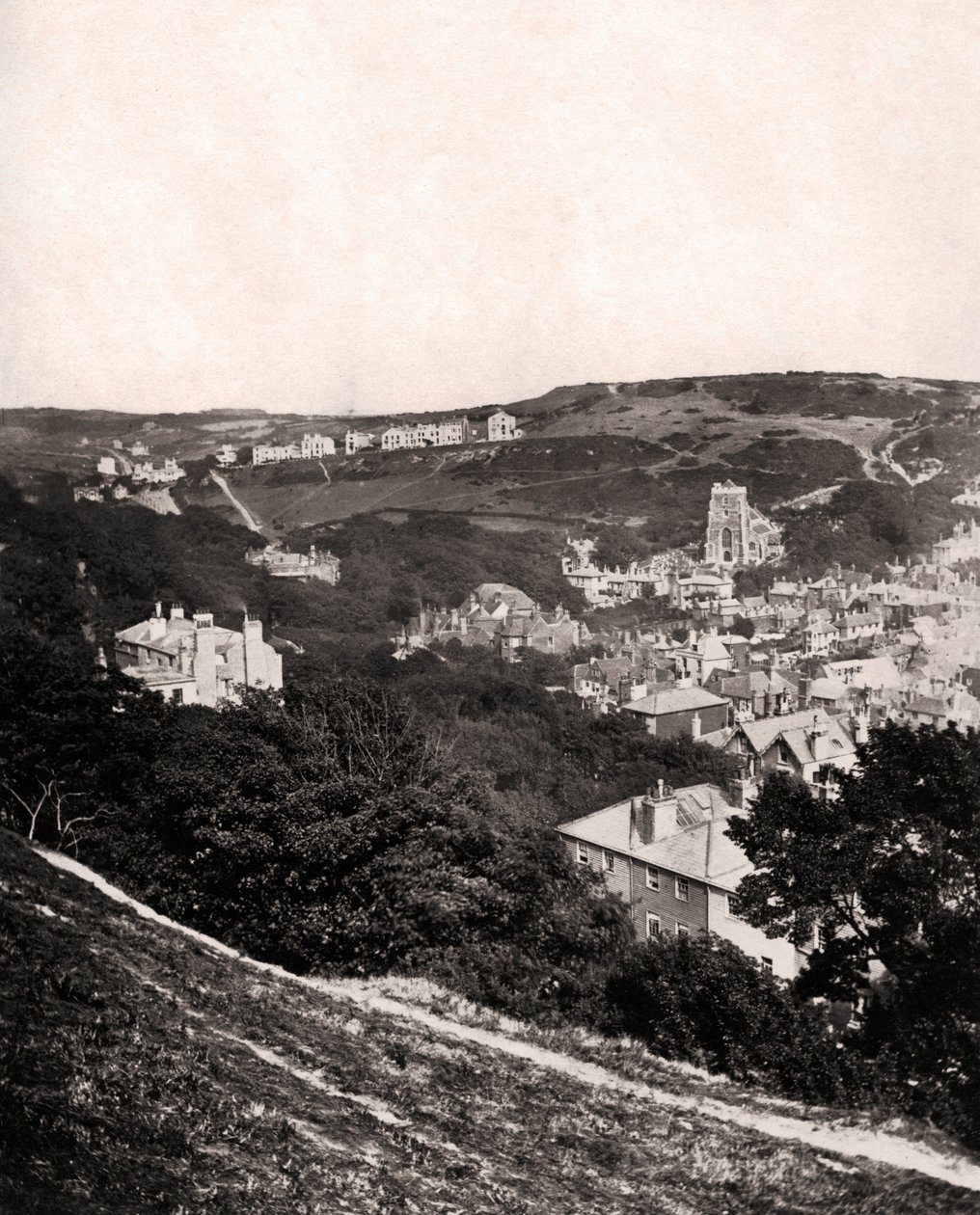 منظر من هاستينغز من إيست هيل ، ساسكس ، c1900 بواسطة غير معروف