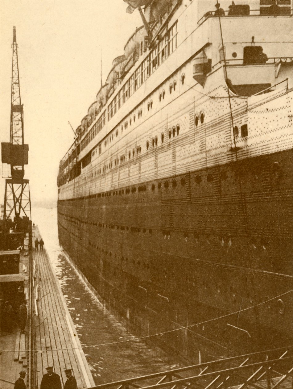 منظر لجانب الميمنة من ماجستيك عندما دخلت الرصيف الجاف العائم ، c1930. بواسطة غير معروف