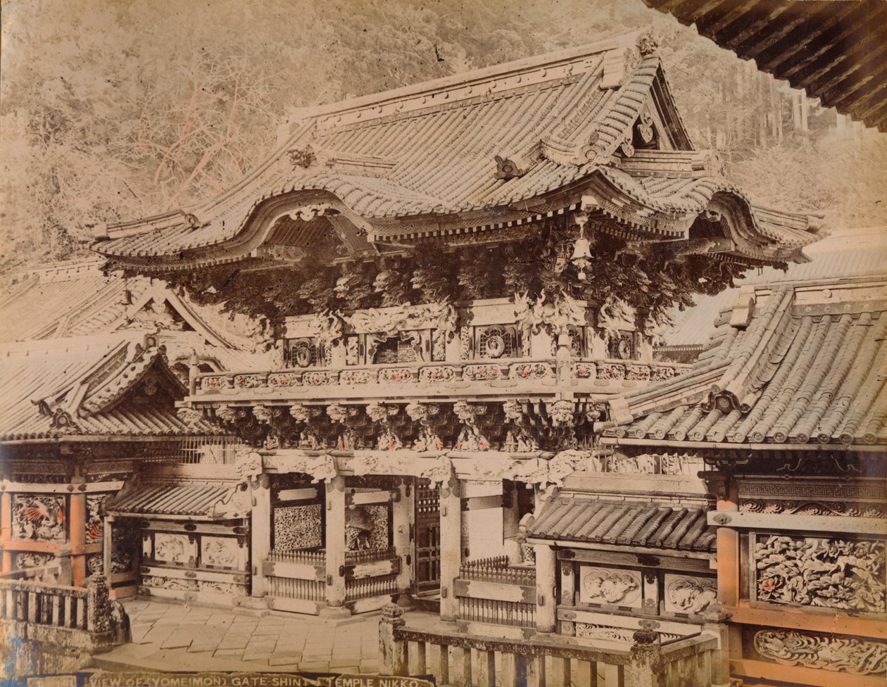 منظر لبوابة يوميون - معبد شنتو نيكو ، c1890-1900 بواسطة غير معروف