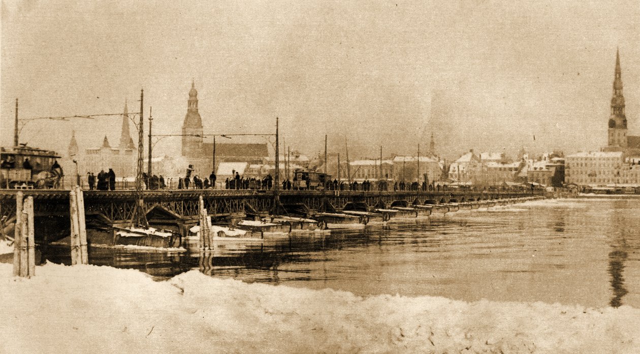 منظر للجسر العائم فوق دوينا ، ريغا ، لاتفيا. 1915 (صورة) بواسطة غير معروف
