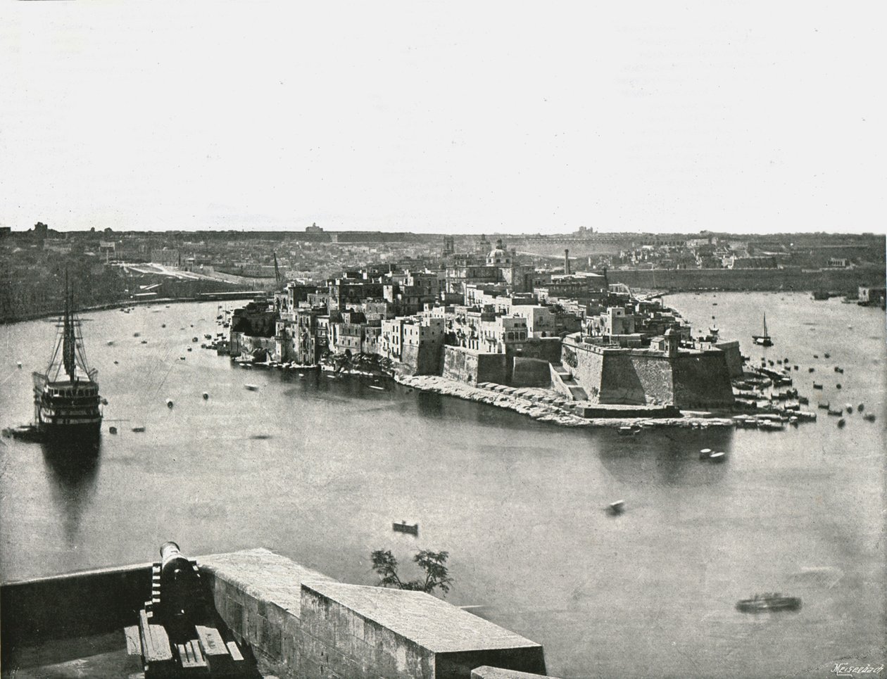 منظر للميناء ، فاليتا ، مالطا ، 1895. بواسطة غير معروف