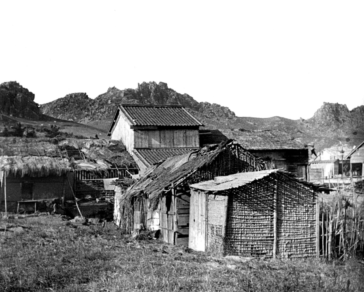 أكواخ القرية في كوريا ، 1900 بواسطة غير معروف