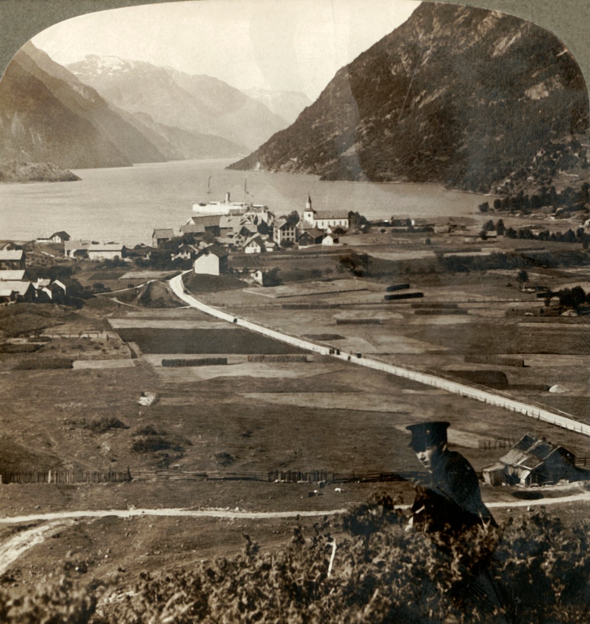 أسقف القرية والحقول المشمسة في Odde ، N. حتى Sorfjord الجبلي الضيق ، النرويج ، 1905. بواسطة غير معروف