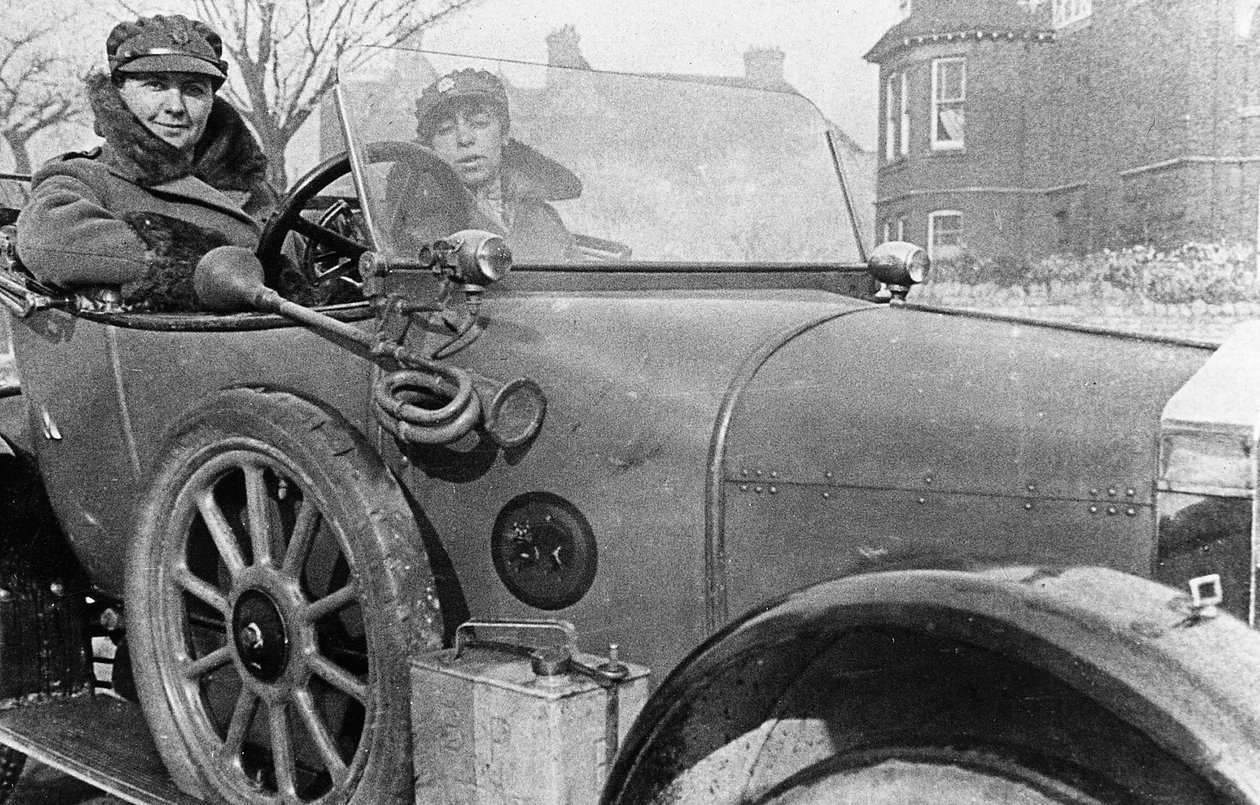 سائعات متطوعات في Wolseley ، تم التبرع بها من أجل المجهود الحربي ، كامبريدج ، الحرب العالمية الأولى ، 1915 بواسطة غير معروف