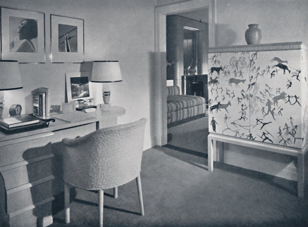 W. & J. Sloane. غرفة هواية للمصورين تعرض مكتبًا من خشب البلوط الطبيعي ، وهو عبارة عن غطاء منسوج يدويًا على ر بواسطة غير معروف