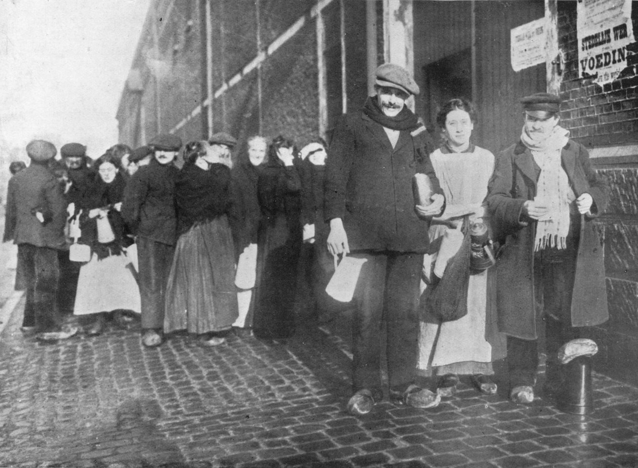 في انتظار حصص الإغاثة في بروج ، 1915 بواسطة غير معروف