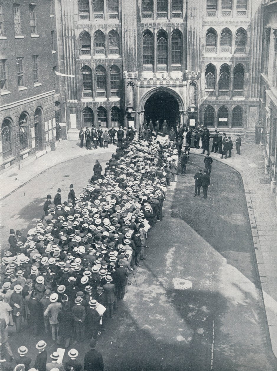 في انتظار دخول Guildhall لأول دعوة كبيرة للسيد Asquiths لاجتماع الأسلحة ، 1914 بواسطة غير معروف
