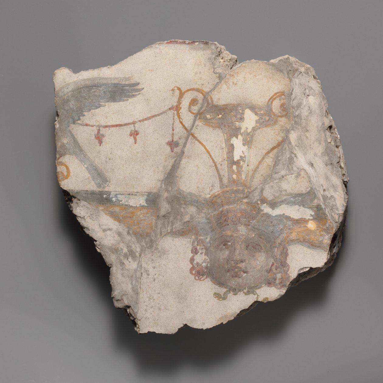 جزء من الرسم على الحائط مع قناع جورجون ، كاليفورنيا. 14 - 68 م. بواسطة غير معروف