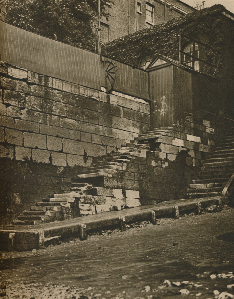 Wapping Old Stairs ، حيث Plieden Plied ، c1935. بواسطة غير معروف