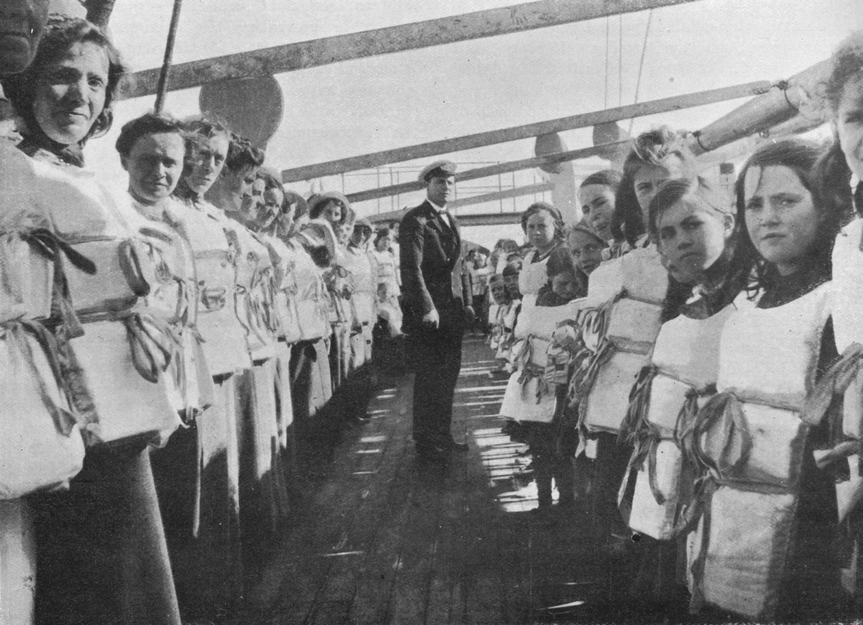تمرين حزام النجاة أثناء الحرب على متن سفينة المحيط ، 1915 بواسطة غير معروف