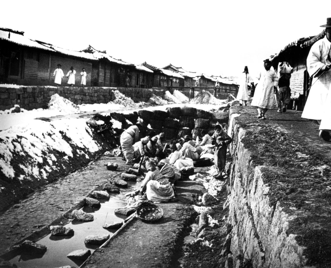 غسل الملابس في الهواء الطلق ، كوريا ، 1900 بواسطة غير معروف