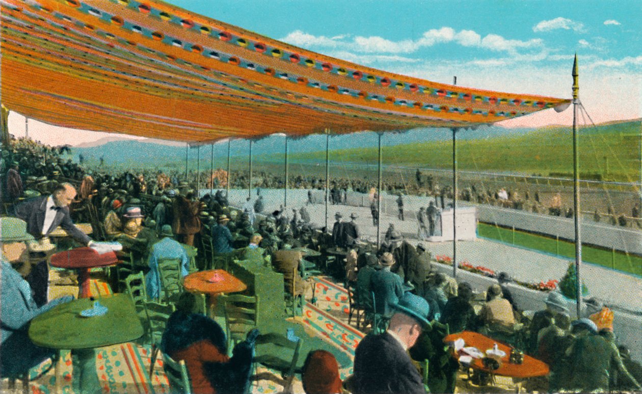 مشاهدة السباقات أمام كلوب هاوس ، Agua Caliente Jockey Club ، c1939 بواسطة غير معروف