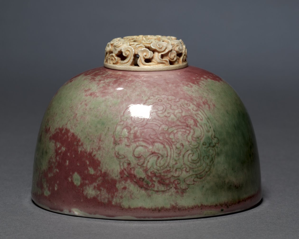 وعاء ماء بغطاء عاجي ، 1662-1722. بواسطة غير معروف