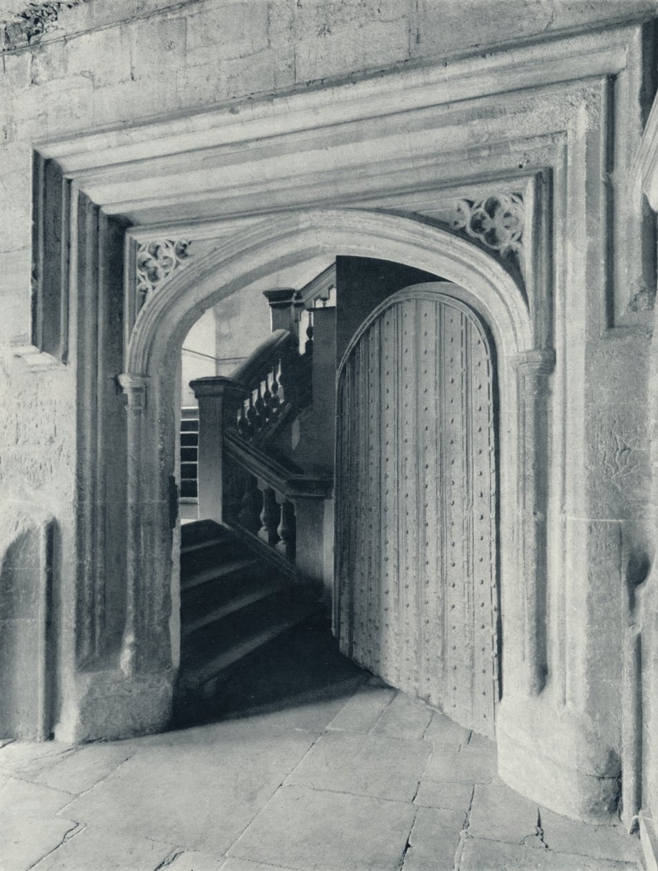 Waynfletes North Door ، مع سلالم من القرن السابع عشر إلى المدرسة العليا و Antechapel ، 1926 بواسطة غير معروف