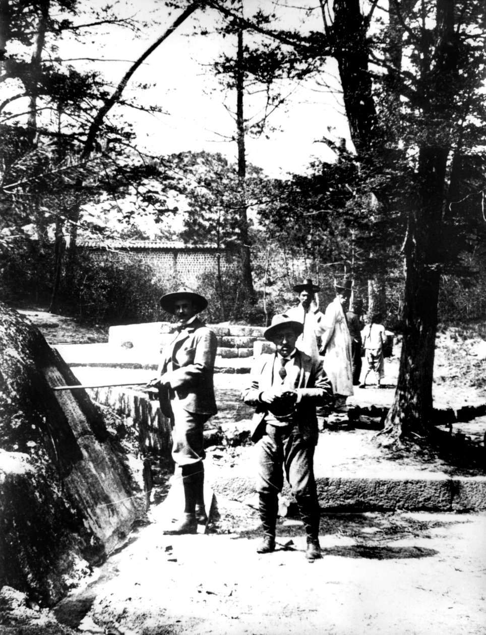 زوار غربيون لكوريا عام 1900 بواسطة غير معروف