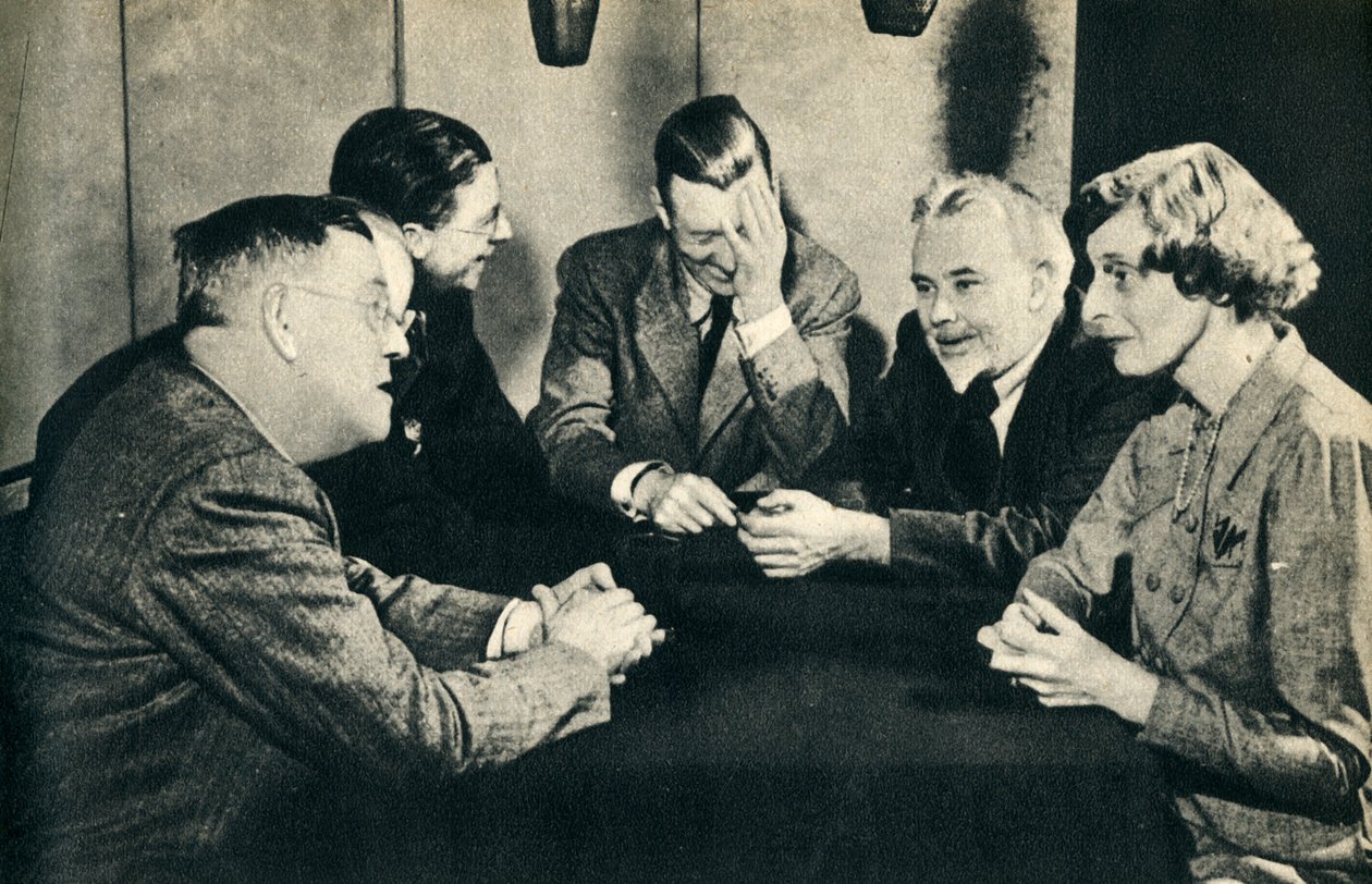 يا له من سؤال! The Brains Trust في جلسة خارجية مع Donald McCullough ، 1942. بواسطة غير معروف