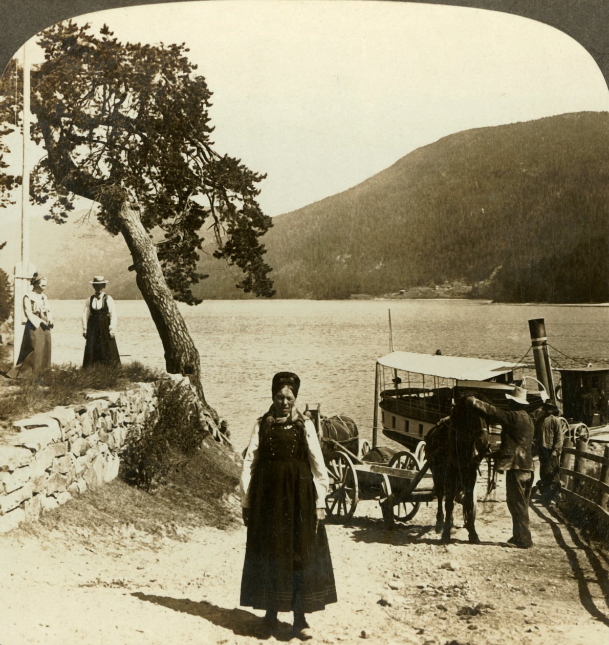 عندما يتصل باخرة البحيرة في رصيف Tinoset - منظر عبر Tinsjo إلى التلال ، Norwway ، c1905. بواسطة غير معروف