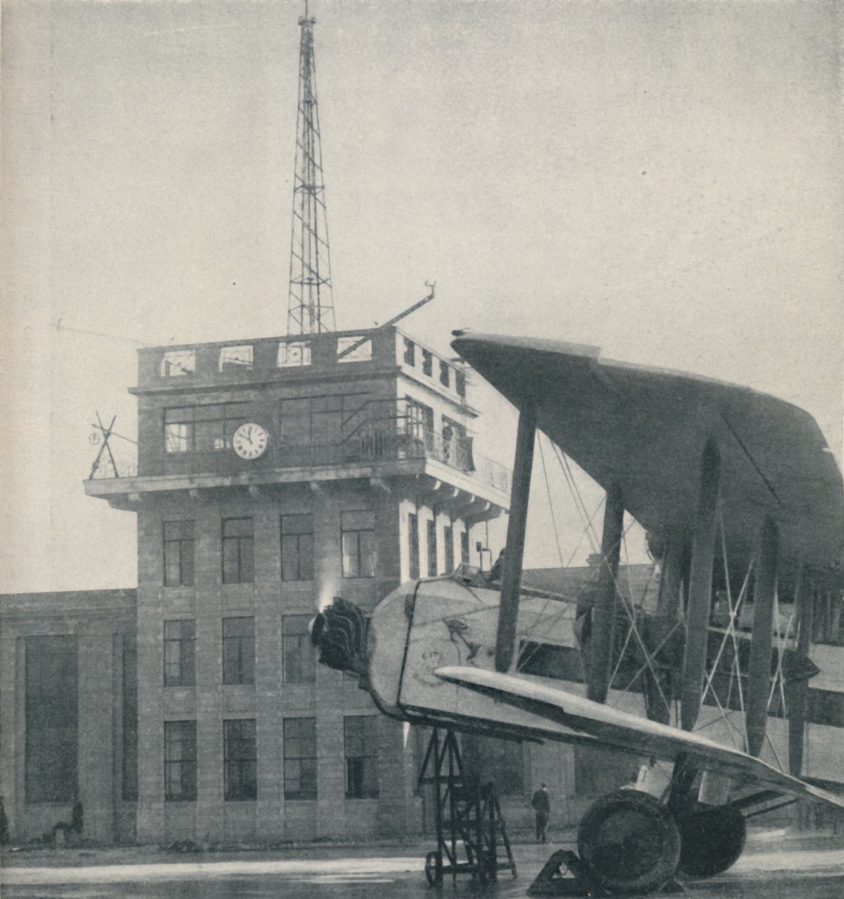 حيث يحتفظ ضباط مطار عظيم بالاتصال بالطيارين الطيارين ، c1935 بواسطة غير معروف