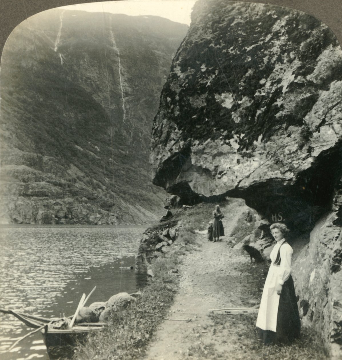 حيث يتسلل الطريق تحت منحدرات البروز بمياه Nerofjord ، النرويج ، c1905. بواسطة غير معروف