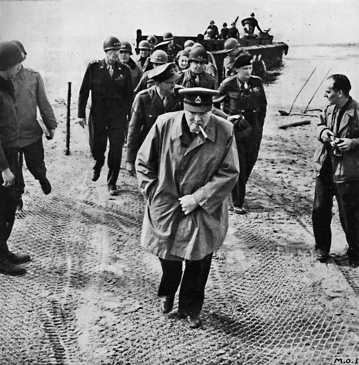ونستون تشرشل عبر نهر الراين. إلى ألمانيا! فصاعدا إلى النصر! ، 1945 بواسطة غير معروف