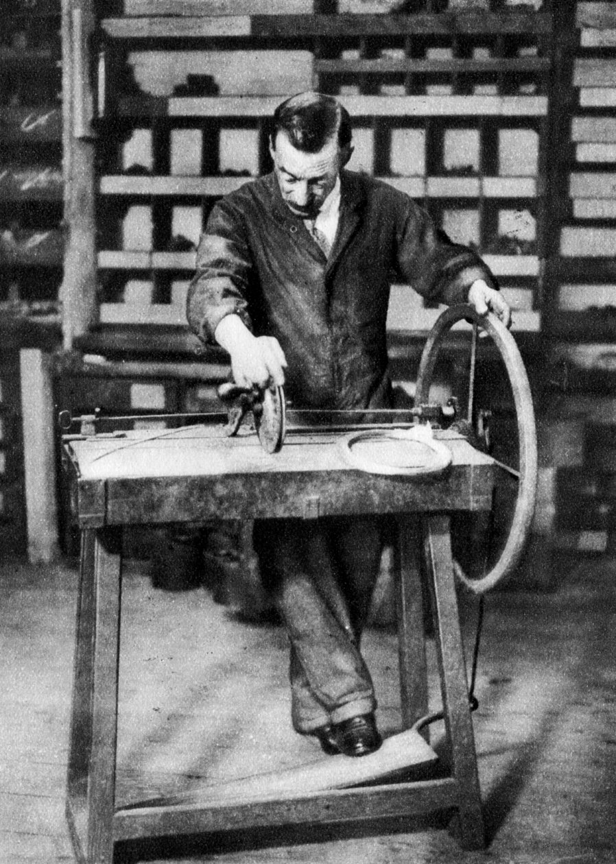سلك يتم لفه في نوابض لأقفال الربيع ، لندن ، 1926-1927 بواسطة غير معروف