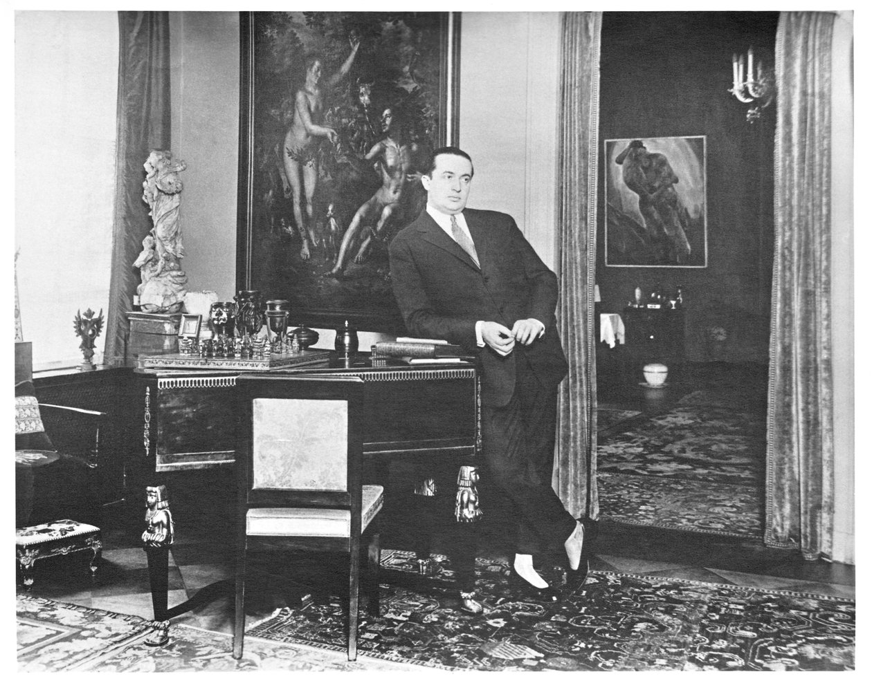 Wolfgang Gurlitt في دراسة معرضه في Potsdamer Strasse ، برلين ، ج. 1925. بواسطة غير معروف