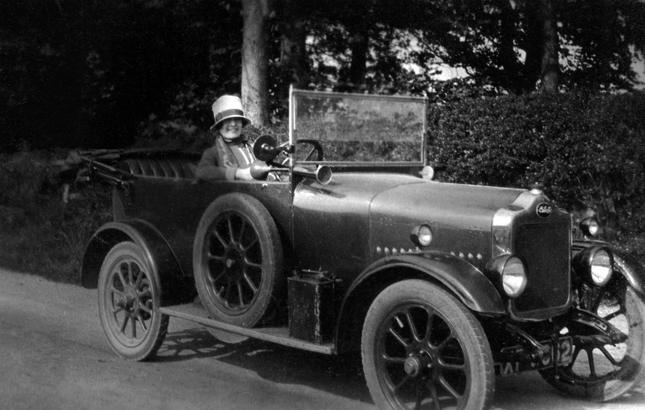 امرأة تقود سيارة ، 1930 بواسطة غير معروف