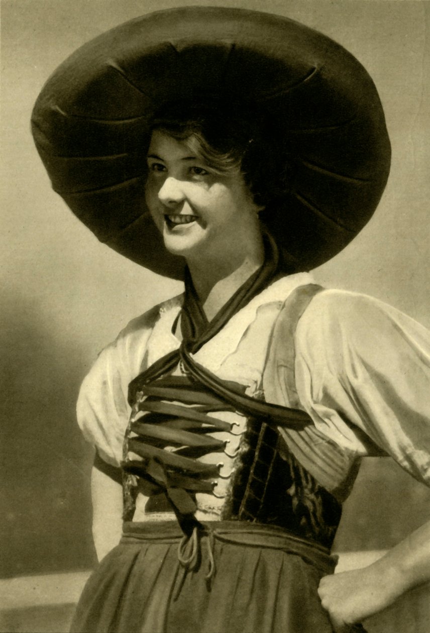 امرأة بالزي التقليدي ، تيرول ، النمسا ، c1935. بواسطة غير معروف