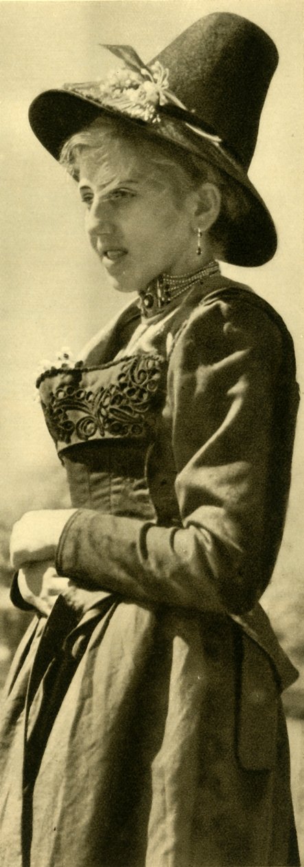 امرأة بالزي التقليدي ، تيرول ، النمسا ، c1935. بواسطة غير معروف