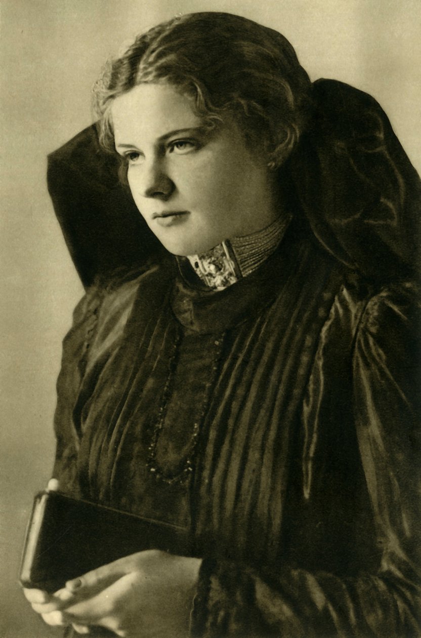 امرأة في الزي التقليدي ، النمسا العليا ، c1935. بواسطة غير معروف