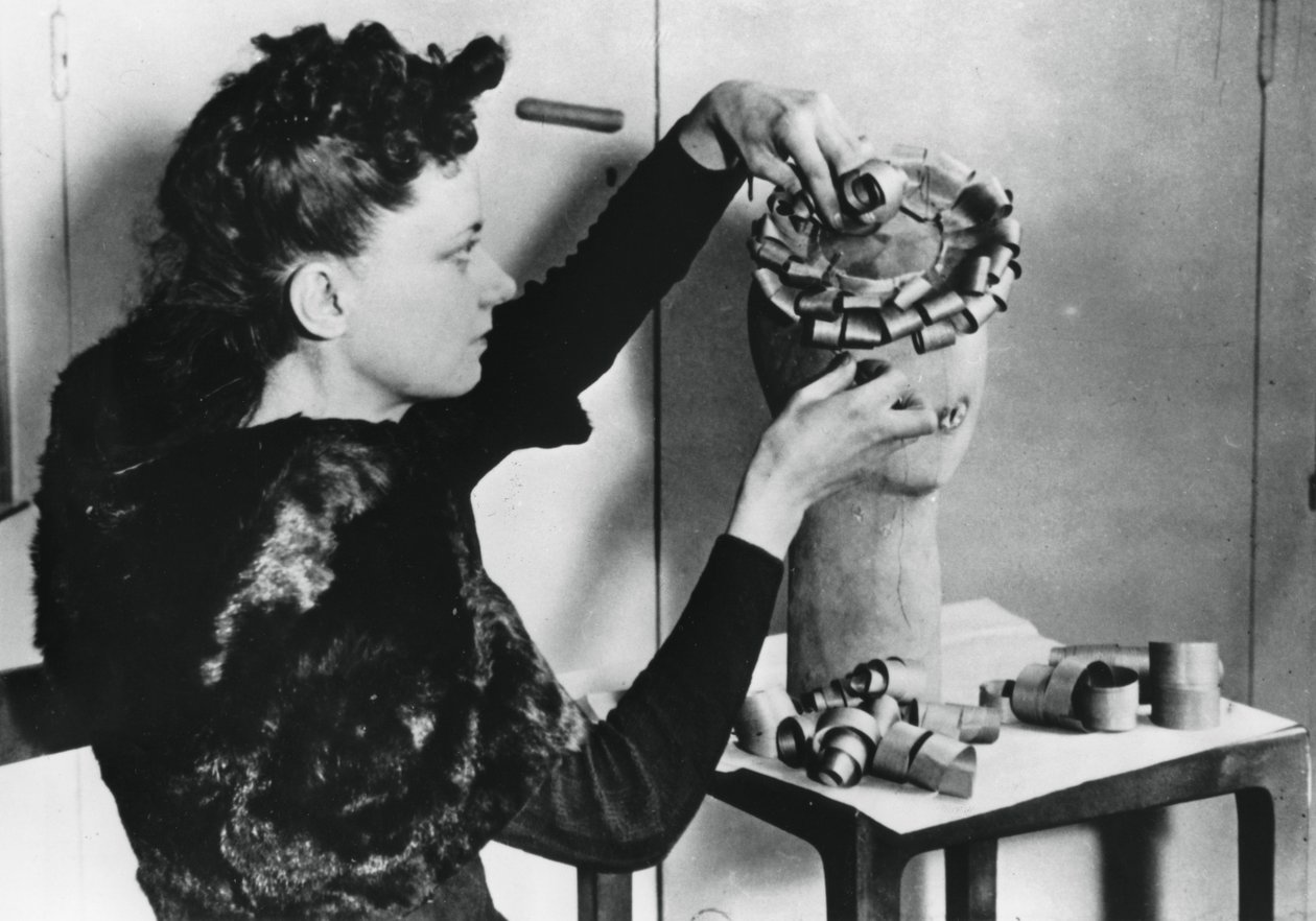 امرأة تصنع قبعة من نشارة الخشب ، فرنسا التي تحتلها ألمانيا ، أبريل 1941 بواسطة غير معروف
